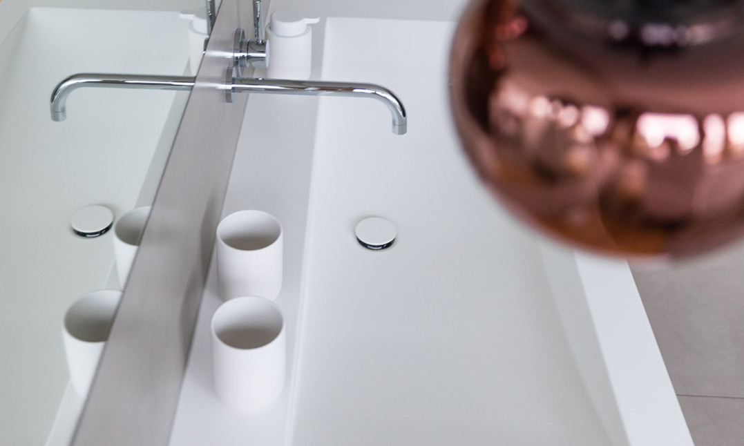 Rosskopf - håndvask lavet af Avonite® Porcelain + Neolith® Pietra di Luna