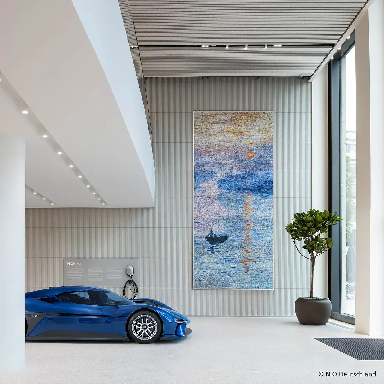 Merton & imi Wave - En flot bagvæg af lysegrå Wave paneler fra imi Wave serien.  