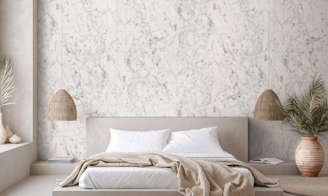 Overfladen DM MARBLE White Nature fra SIBU Design er med et flot marmor udtryk. Her brugt som beklædning på en bagvæg i soveværelset- 