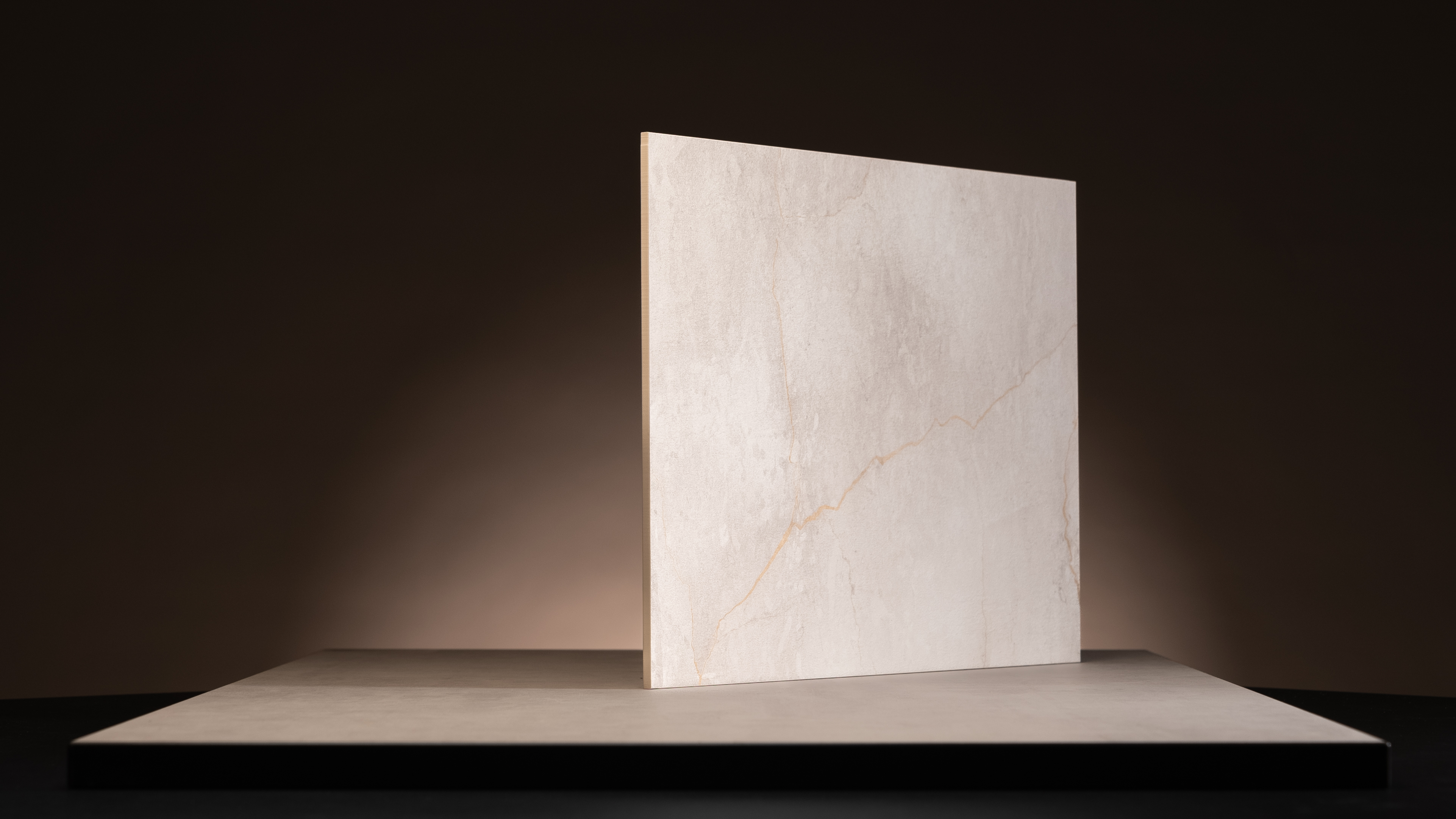 Gennemfarvet Kompaktlaminat med et delikat beige mønster med samme kernefarve. Pladen har et flise look.