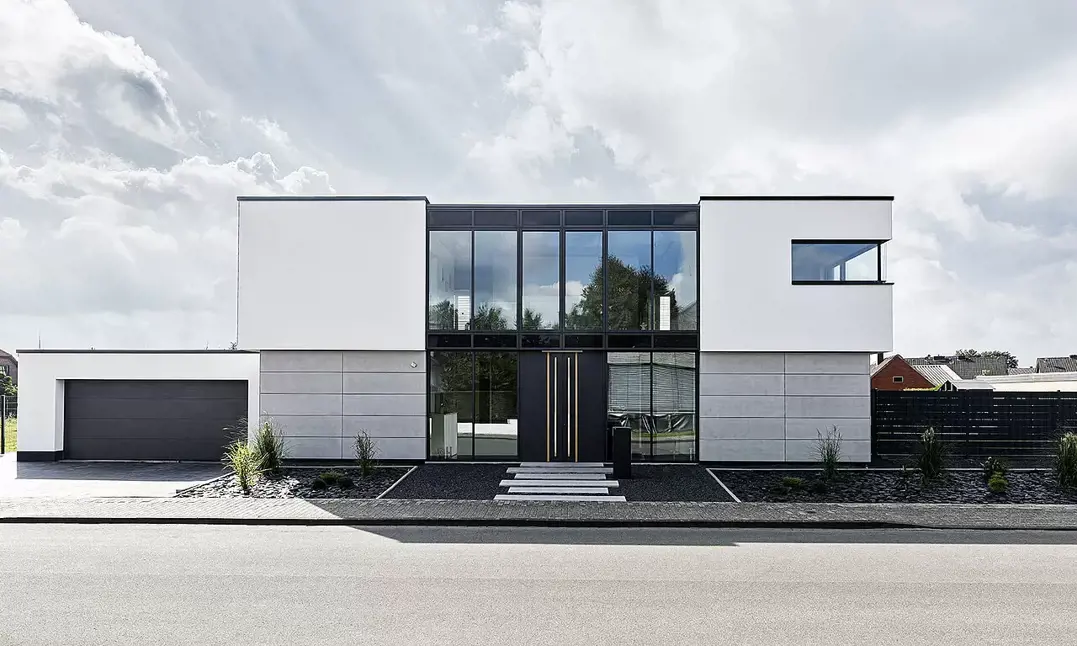 Merton & imi Outdoor - her ses en flot facade med beton look overflade fra imi på et stort moderne hus. 