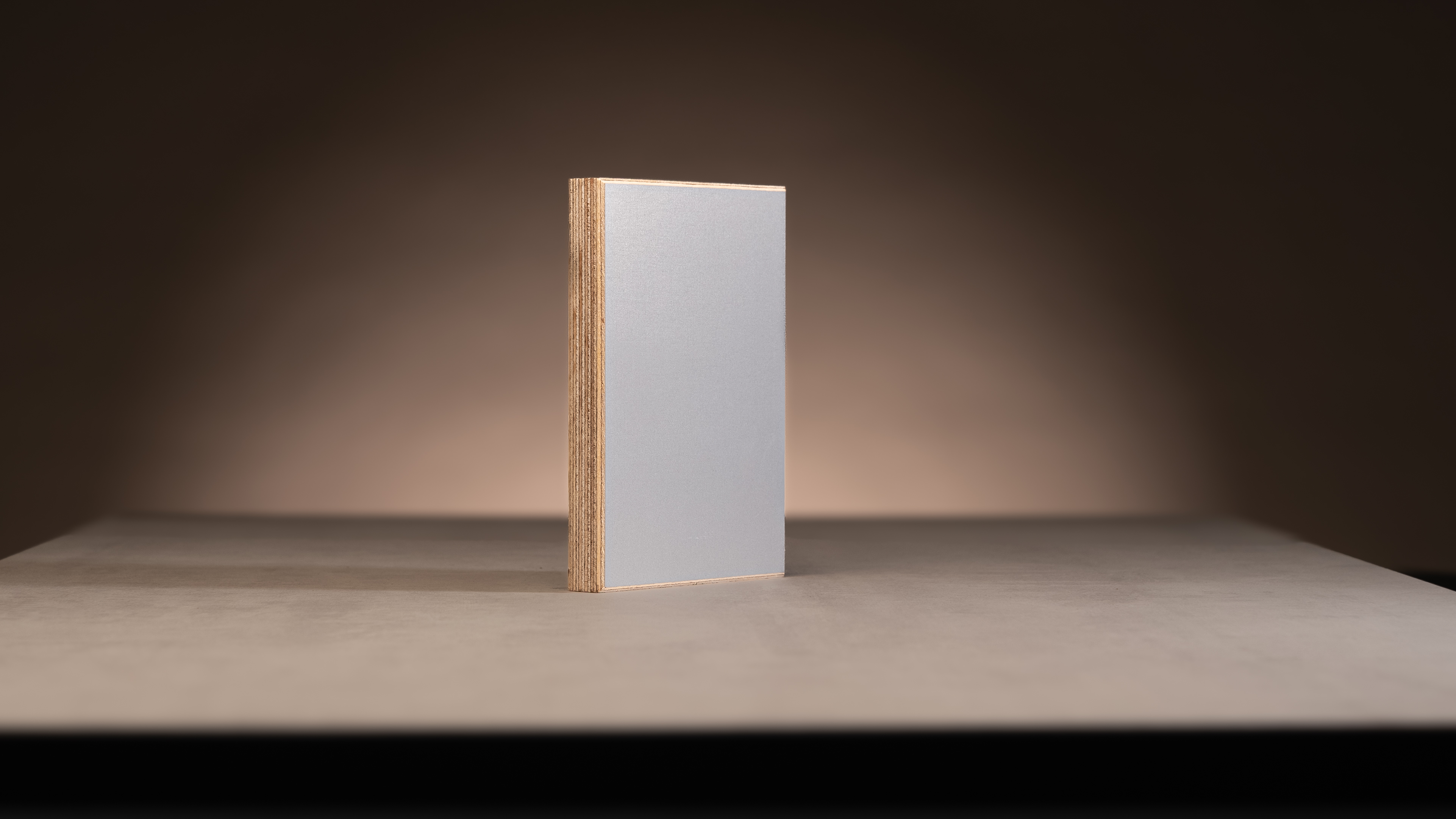 Melaminbelagt Krydsfiner i en fin lys farve