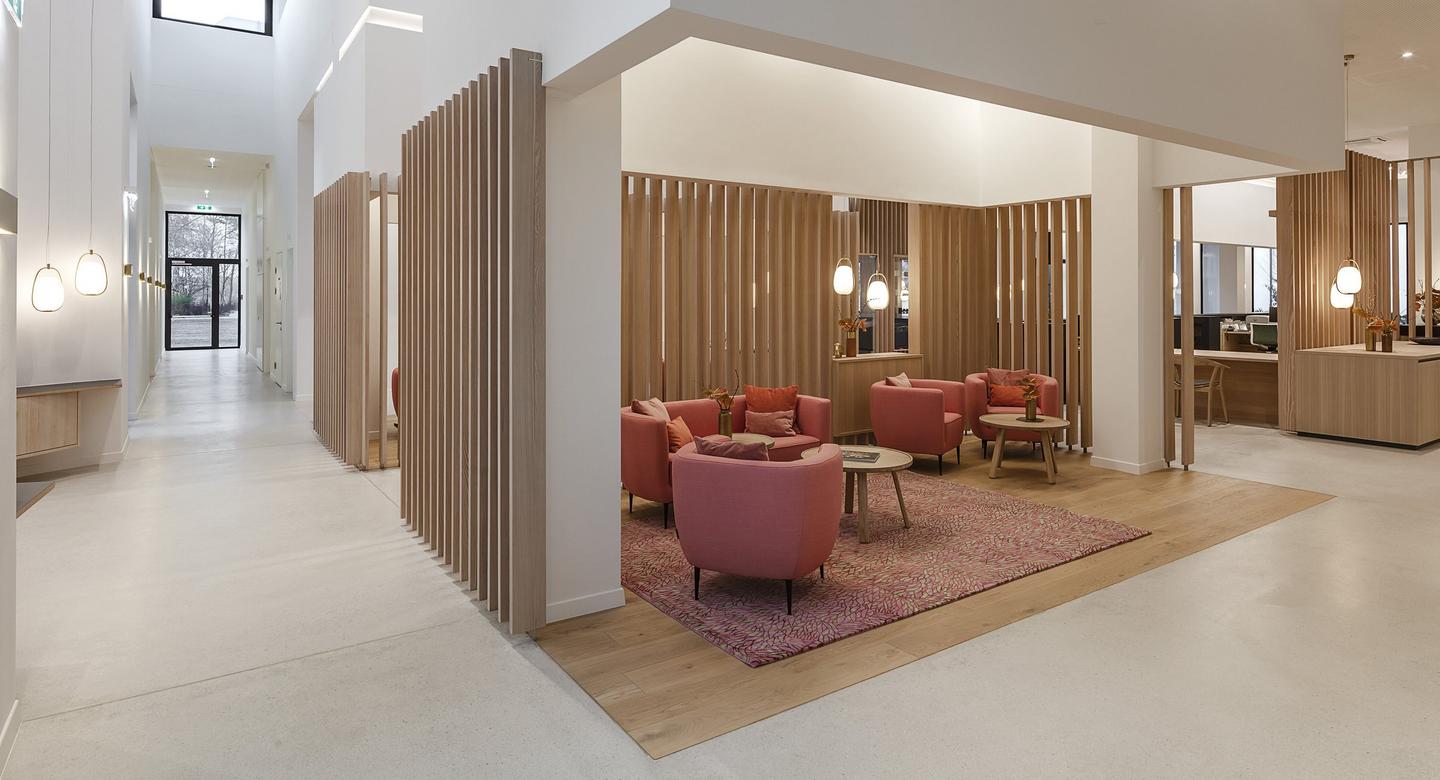 "Larch" finer fra Kaindl. Her brugt på lamelskillevægge i et lounge område.  