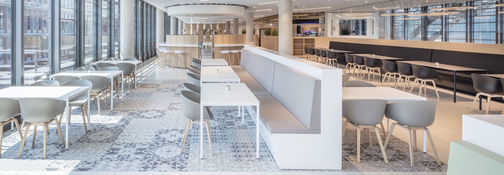 Rosskopf - Cafe og kantine område med en flotte hvide borde og hvidt sofamøbel. 