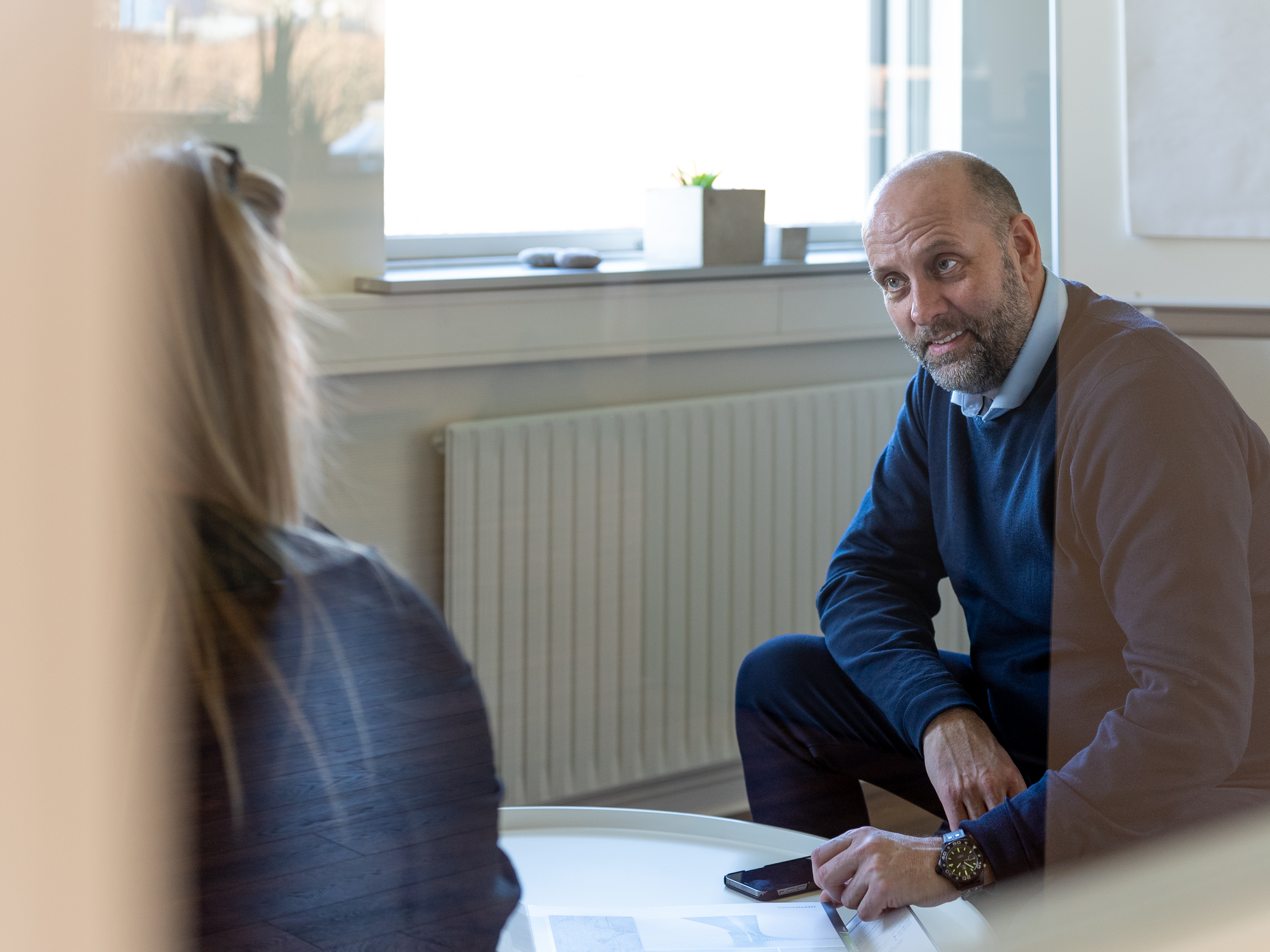 To Merton medarbejder der har en samtale 