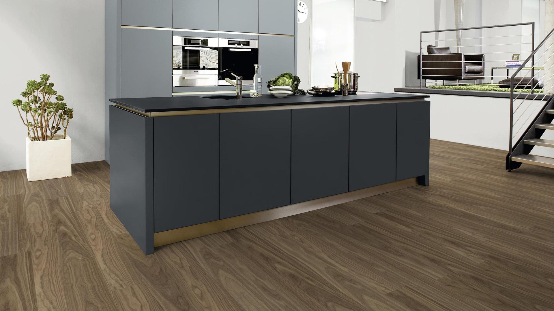 Køkken med køkken ø i matte farver. 