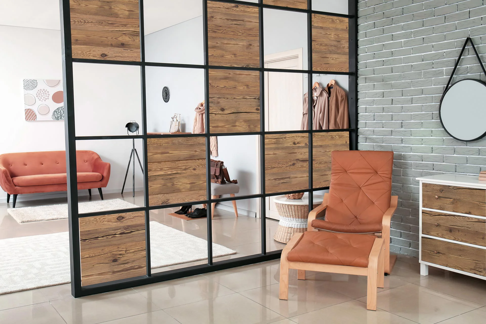 Merton & SUN WOOD - En rumdeler mellem to rum, med kvadrater beklædt med SUN WOODs træ paneler. 