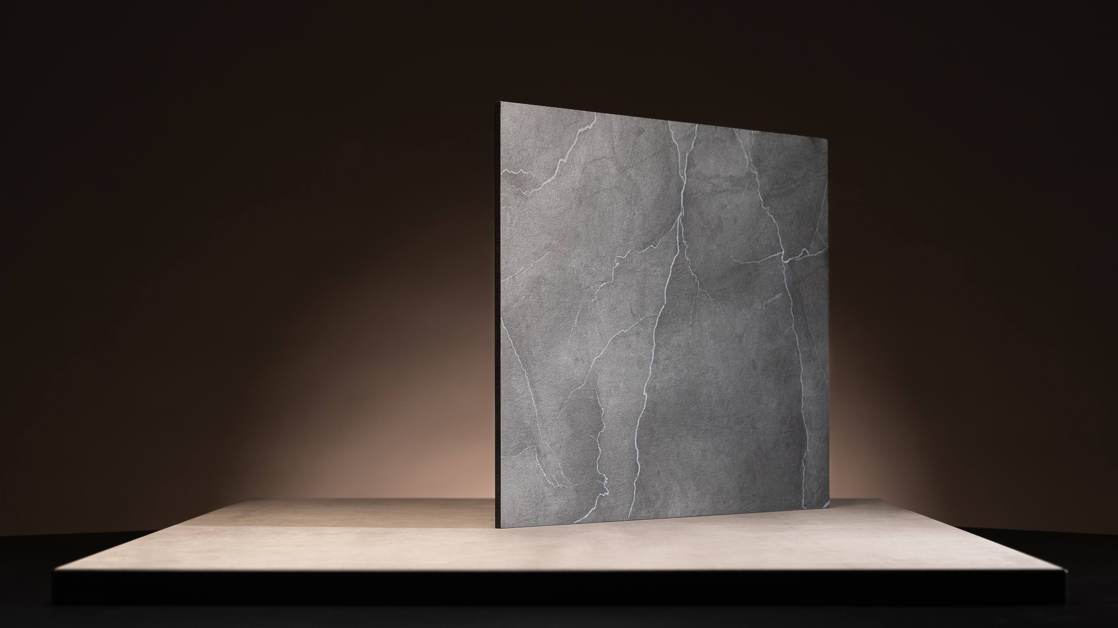 Brandhæmmende Kompaktlaminat i mørkegrå og sorte farver. 