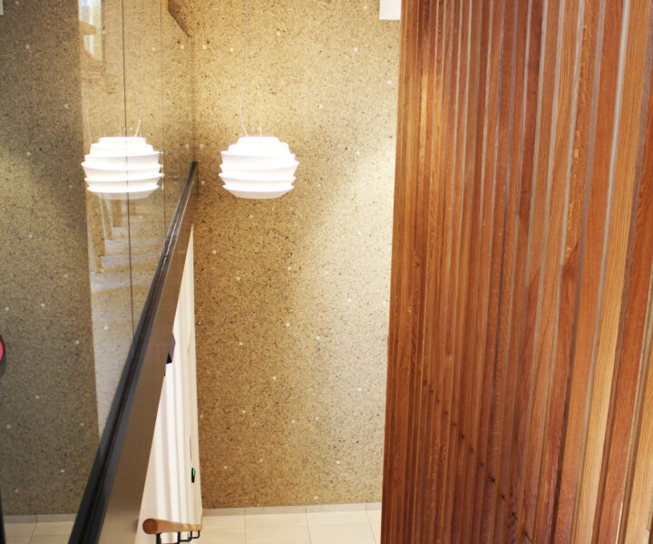 Organoid - Tapet i WILDSPITZE MARGERITTA brugt på væggen i en trappeopgang.