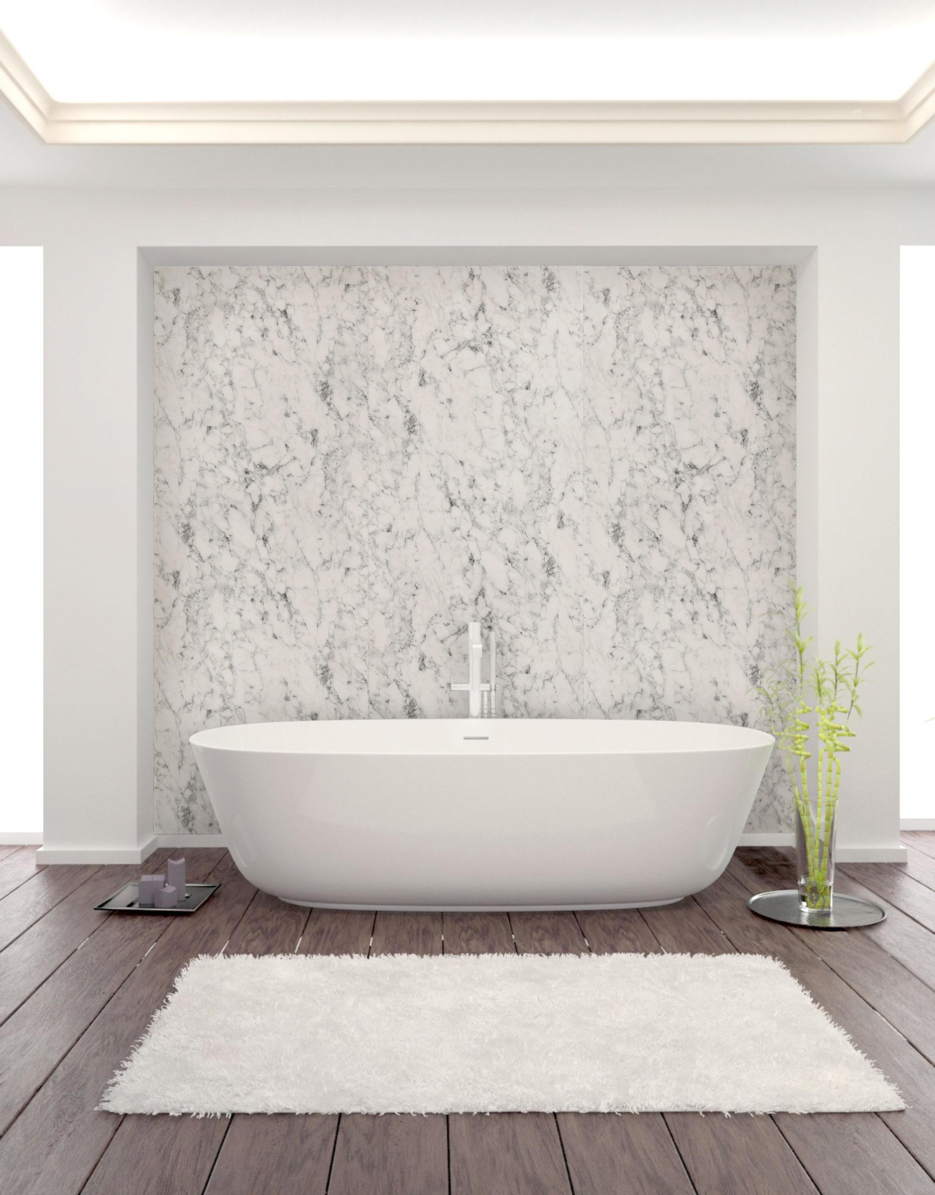 "DM MARBLE White Antigrav" overflader fra SIBU. En flot hvid marmor væg bag et hvidt enkelt badekar.  