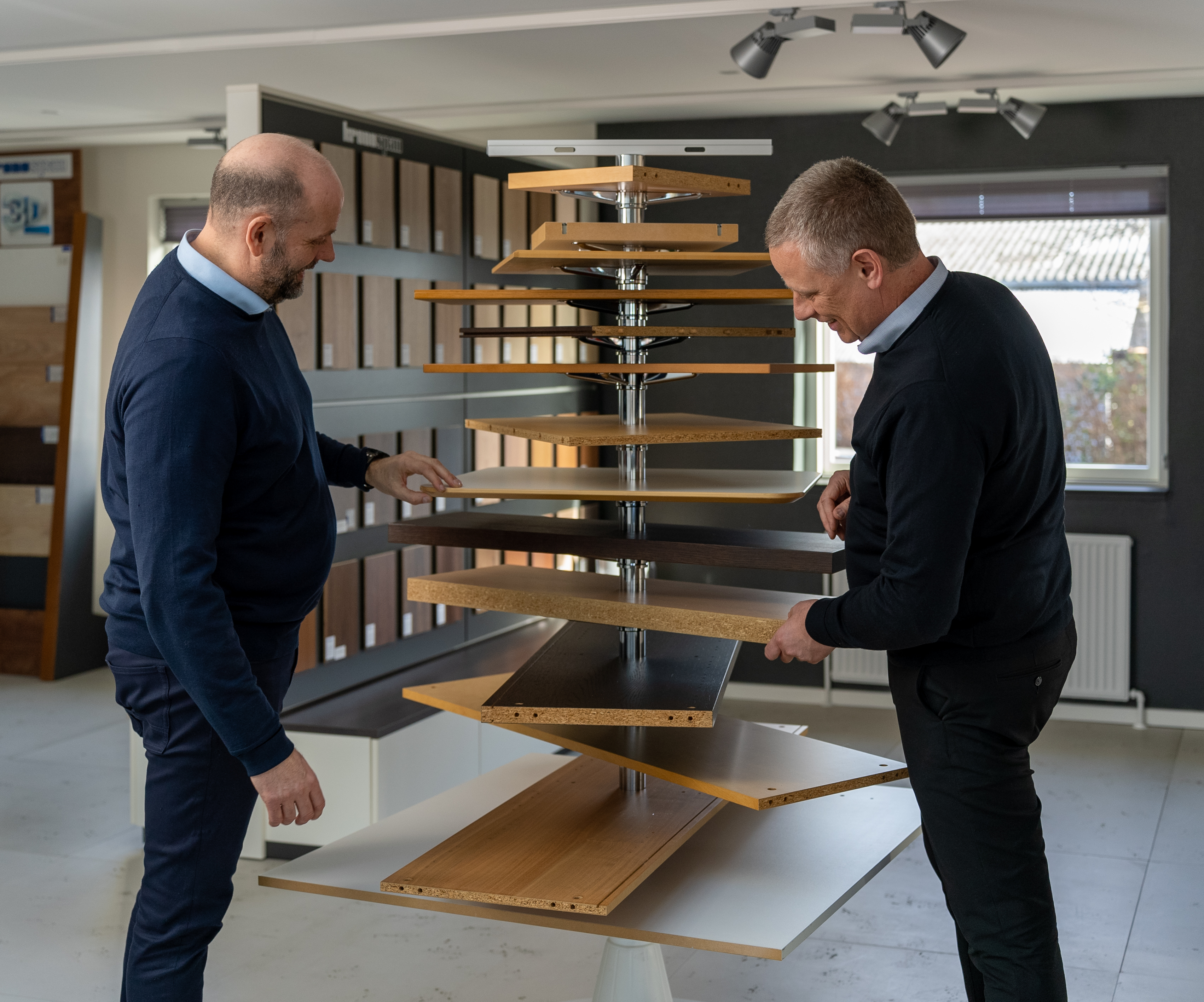 To Merton medarbejder der kigger på plader