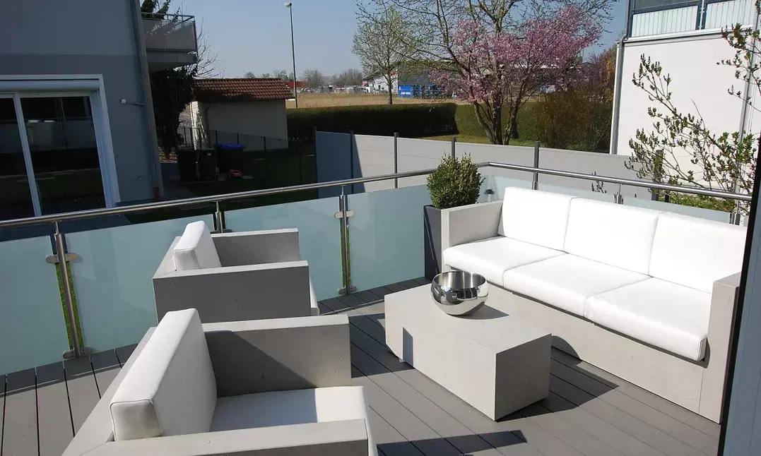 Merton & imi Outdoor - udendørs loungemøbler lavet med udendørspaneler i beton fra imi outdoor. 